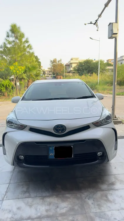 Toyota Prius Alpha 2018 for Sale in Islamabad Image-1