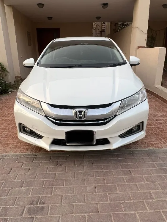 Honda Grace Hybrid 2015 for Sale in Karachi Image-1