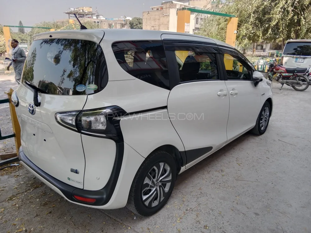 Toyota Sienta 2018 for Sale in Islamabad Image-1