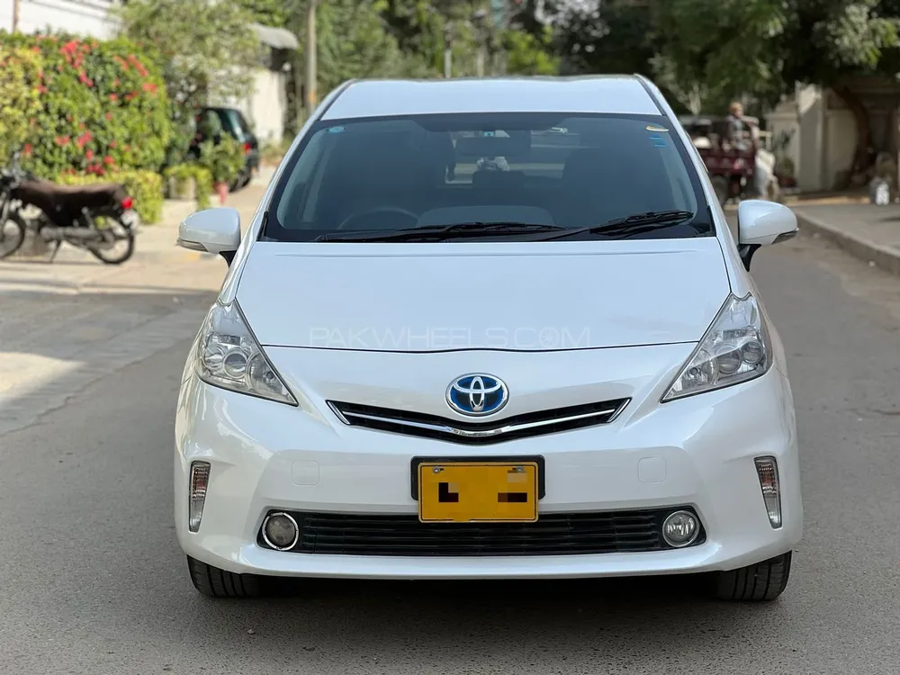 Toyota Prius Alpha 2011 for Sale in Karachi Image-1