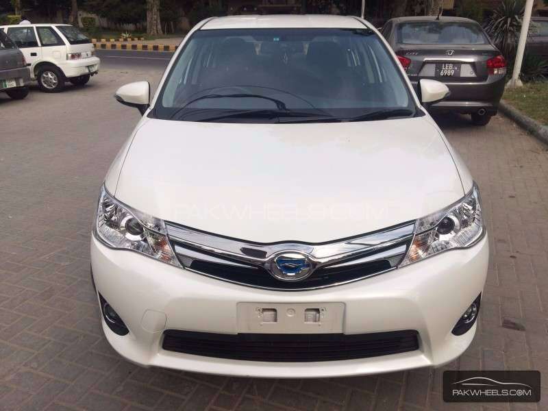 Toyota Corolla Axio 2013 for Sale in Lahore Image-1