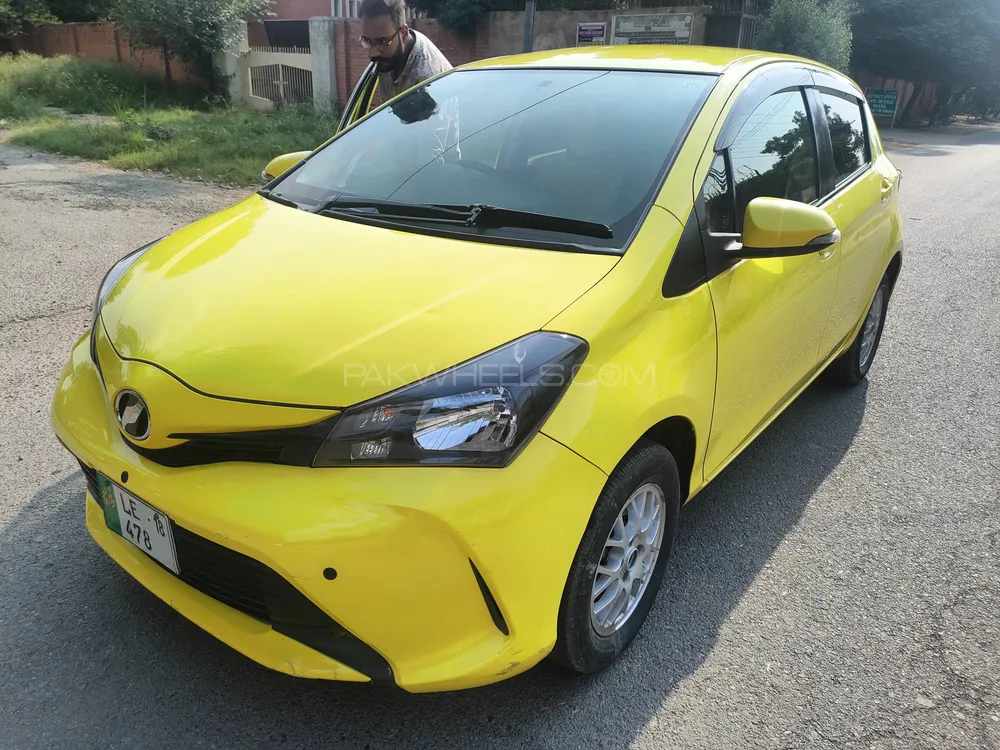 Toyota Vitz 2015 for Sale in Okara Image-1