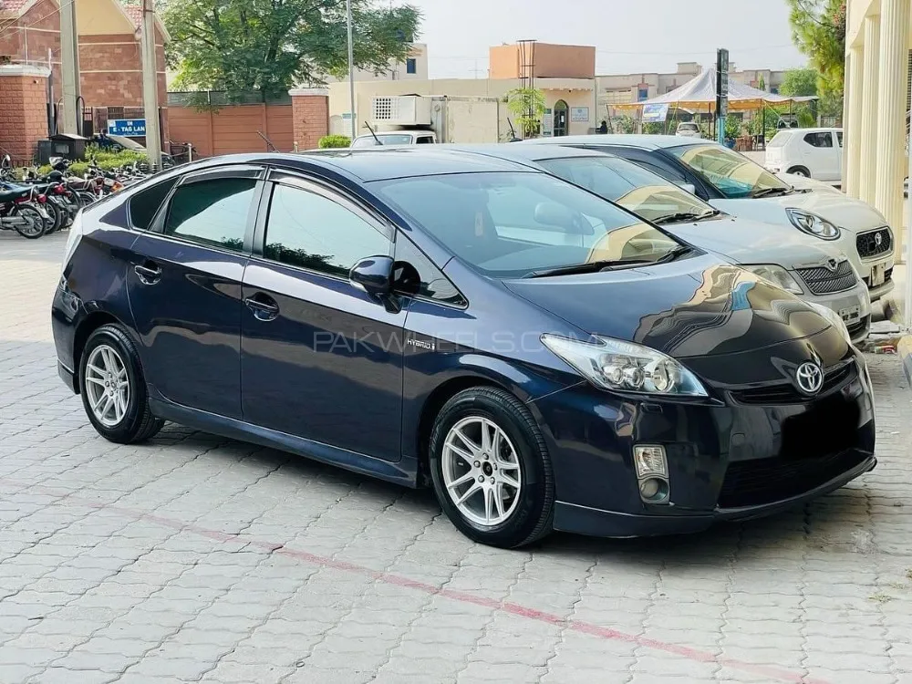 Toyota Prius 2011 for Sale in Peshawar Image-1