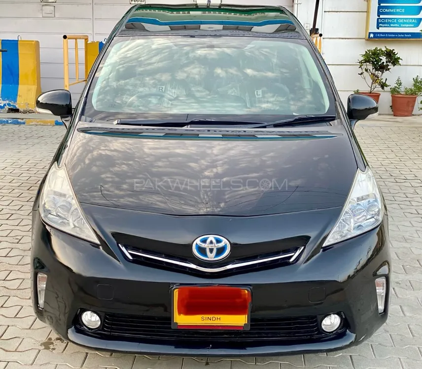 Toyota Prius Alpha 2012 for Sale in Karachi Image-1