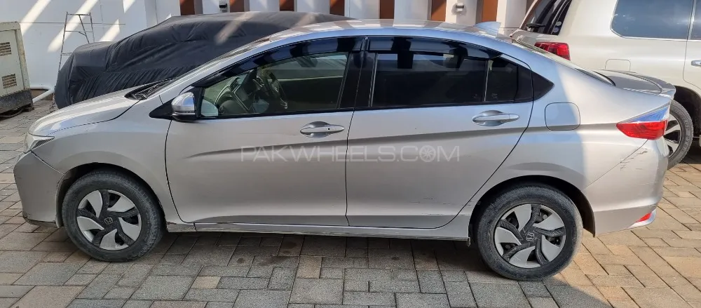 Honda Grace Hybrid 2015 for Sale in Karachi Image-1