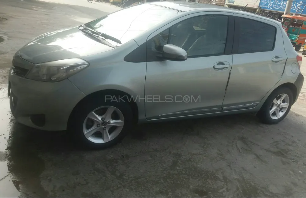 Toyota Vitz 2012 for Sale in Gujrat Image-1