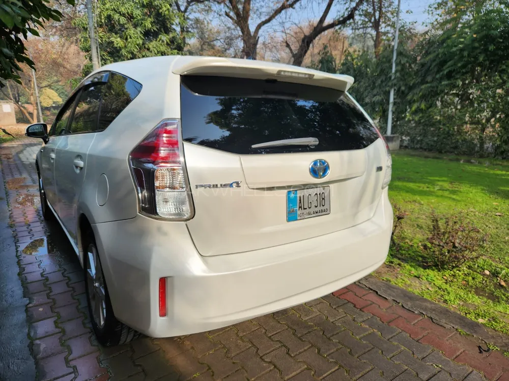Toyota Prius Alpha 2015 for sale in Lahore