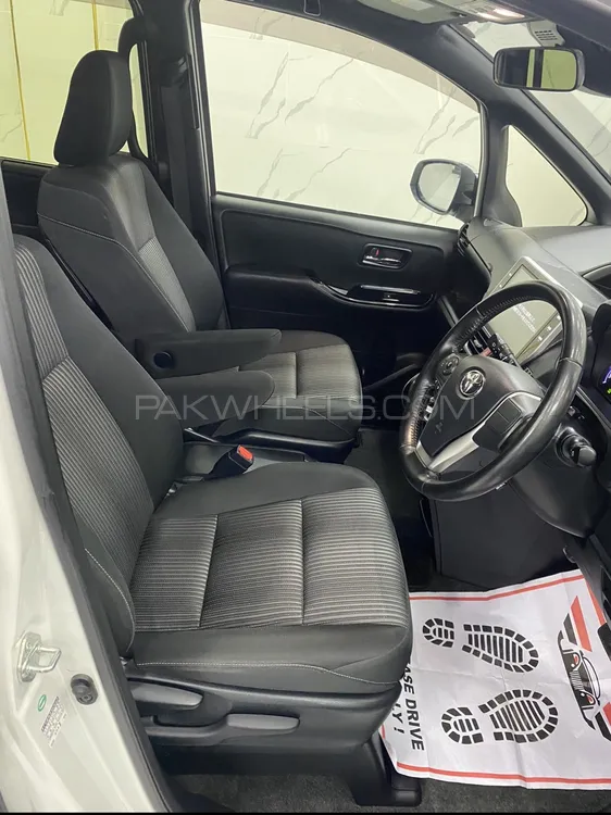 Toyota Voxy 2018 for Sale in Peshawar Toyota Voxy 2018 for Sale in Peshawar Image-10
