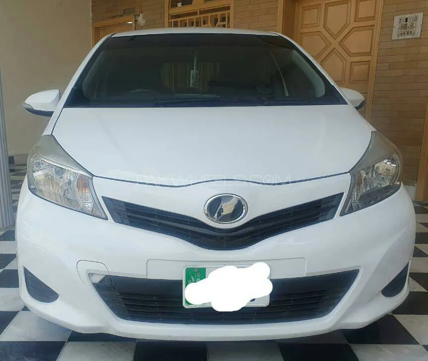 Toyota Vitz 2013 for Sale in Nowshera Image-1