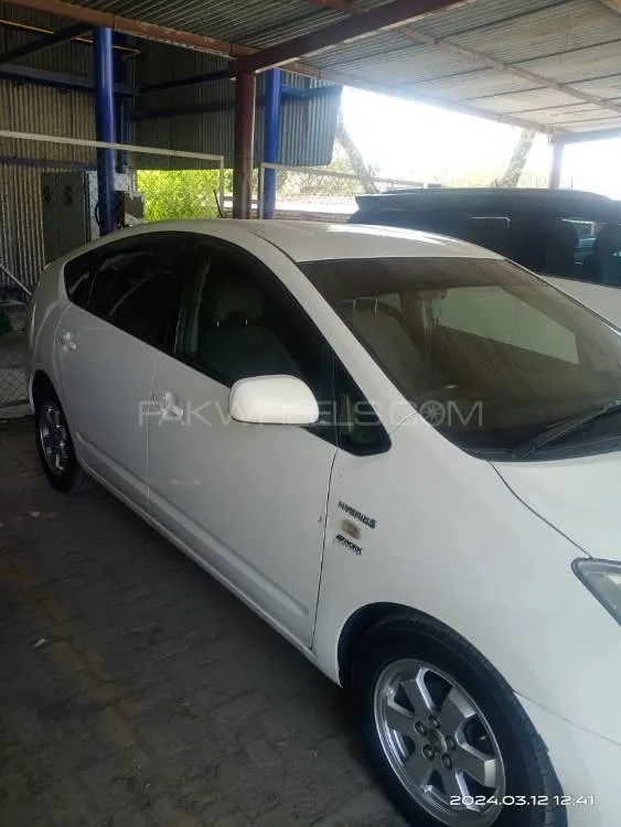 Toyota Prius Alpha 2010 for Sale in Lahore Image-1