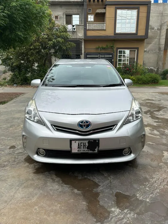 Toyota Prius Alpha 2017 for Sale in Lahore Image-1