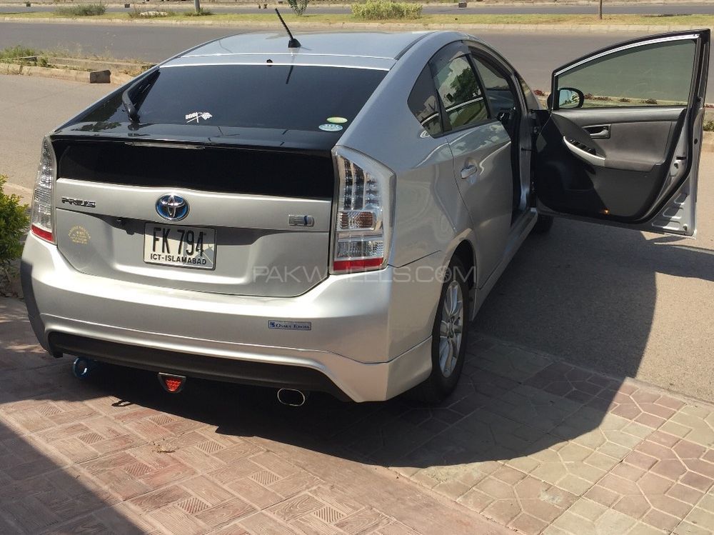 Toyota Prius - 2011  Toyota Prius - 2011  Image-2