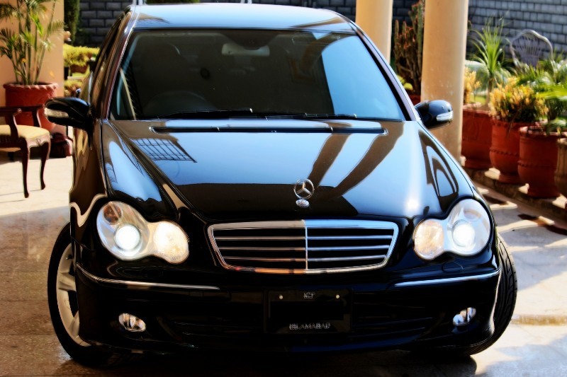 Mercedes Benz C Class - 2006 BlaCk ChiLly  Image-1