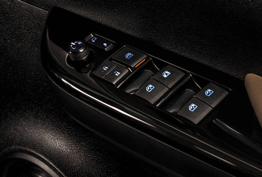 ٹویوٹا ہائی لکس Interior Illuminated Center Controls