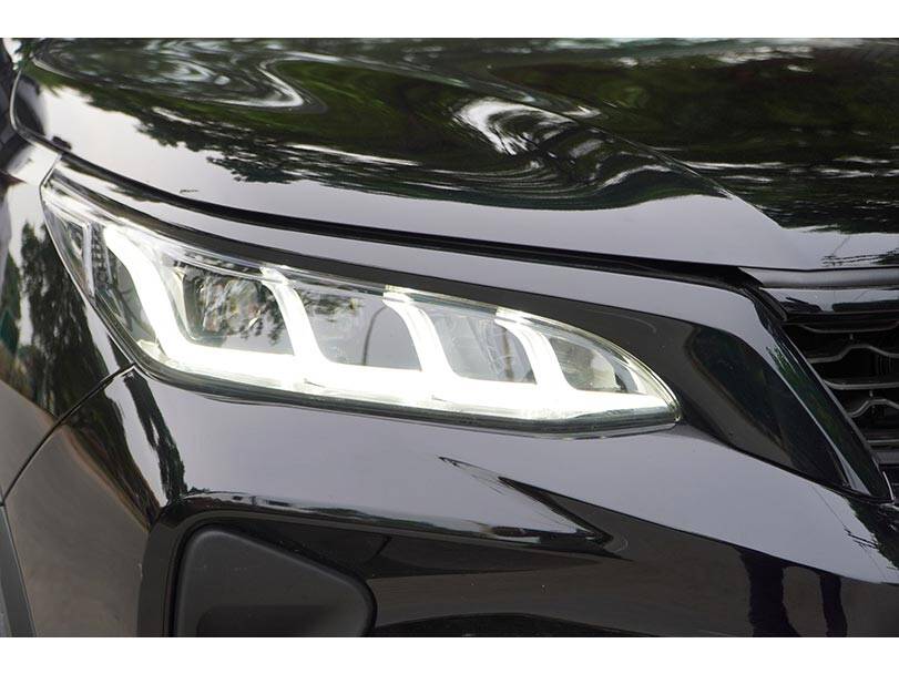 Toyota Fortuner Exterior Headlights