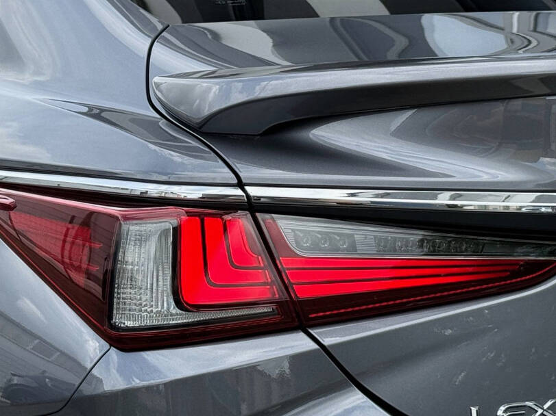 لیکزس ای ایس Exterior 