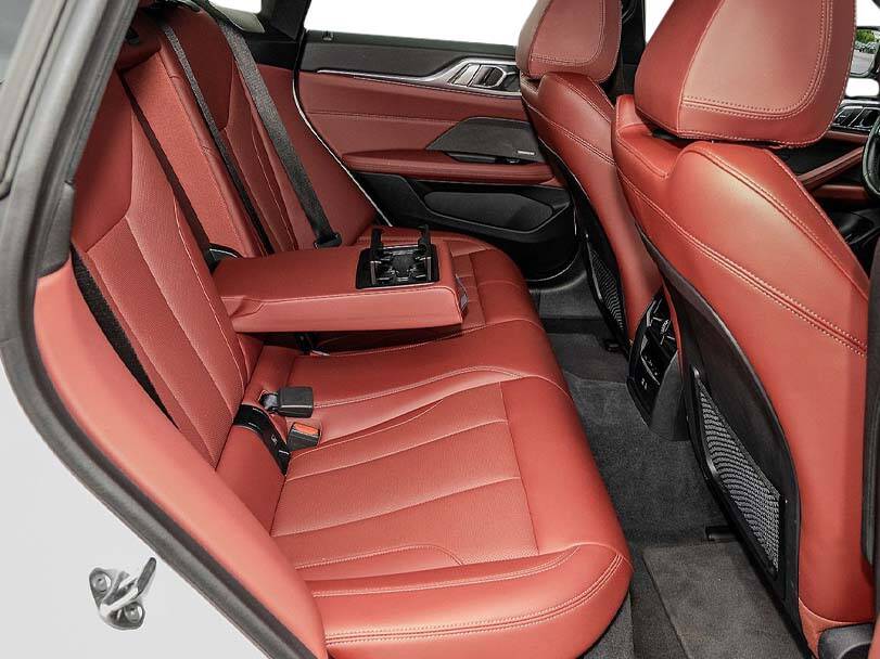 بی ایم ڈبلیو آئی 4 2025 Interior Rear Seats